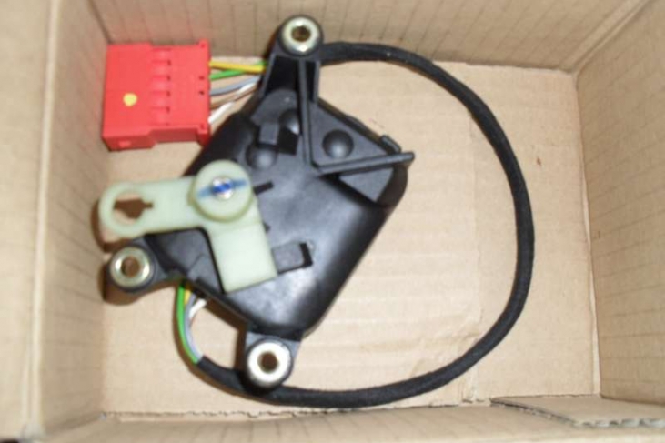 Aircomotortje met platte insteekhuls rechts V85 rood Audi V8 89-94, Audi 100 91-94, Audi A6 95-97