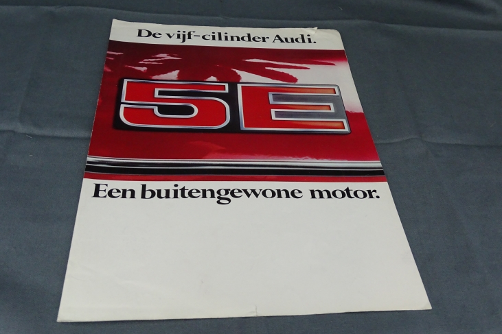 Folder De Vijf-cilinder Audi.  Een buitengewone motor.  NL Audi 100 1977