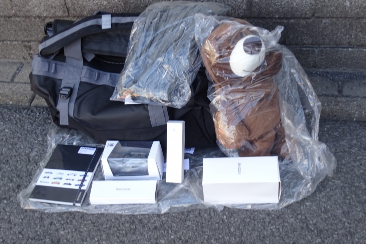 Reistas Skoda gevuld met geschenken