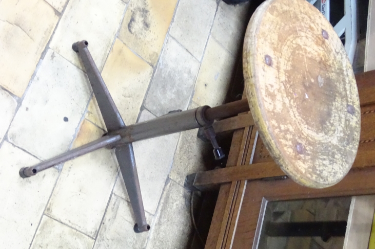 Vintage verstelbare metalen kruk