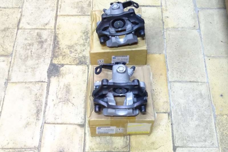 Remklauwset links + rechts achter Opel Astra G
